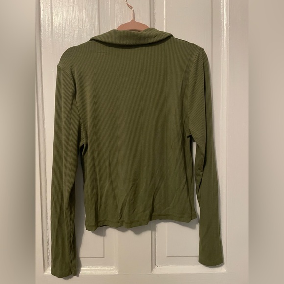 Ribbed Color Ruched Button Up - Picture 6 of 7